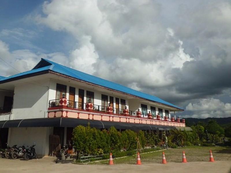 Hotel Sinar Tambolaka Waingapu Exterior photo