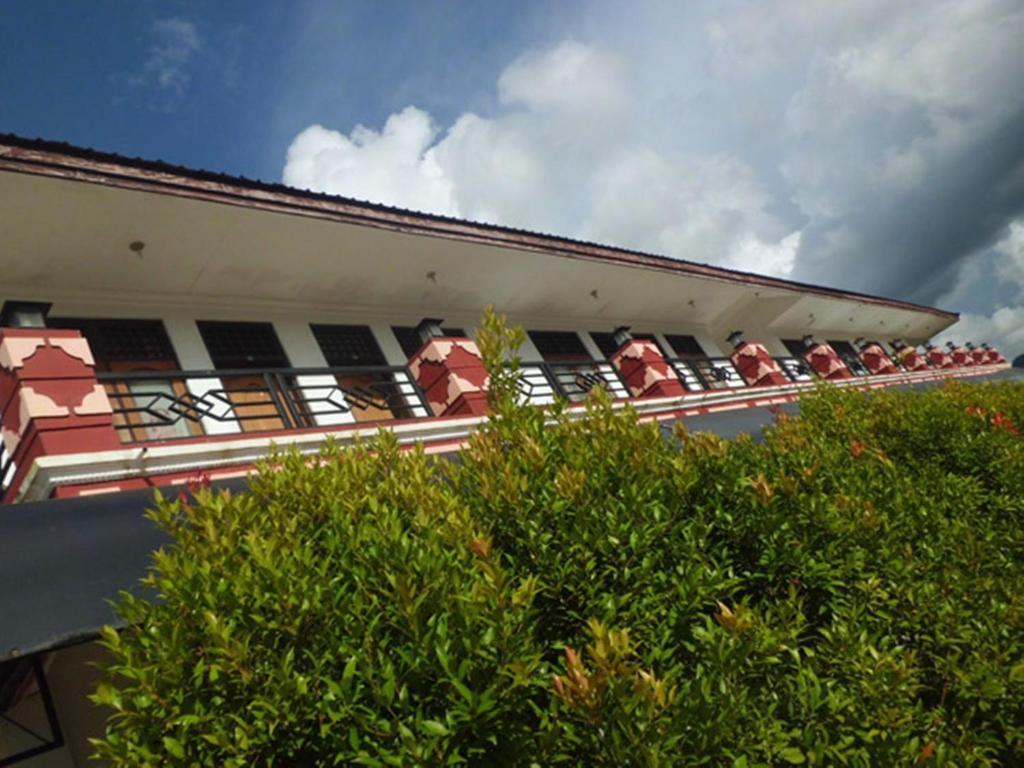 Hotel Sinar Tambolaka Waingapu Exterior photo