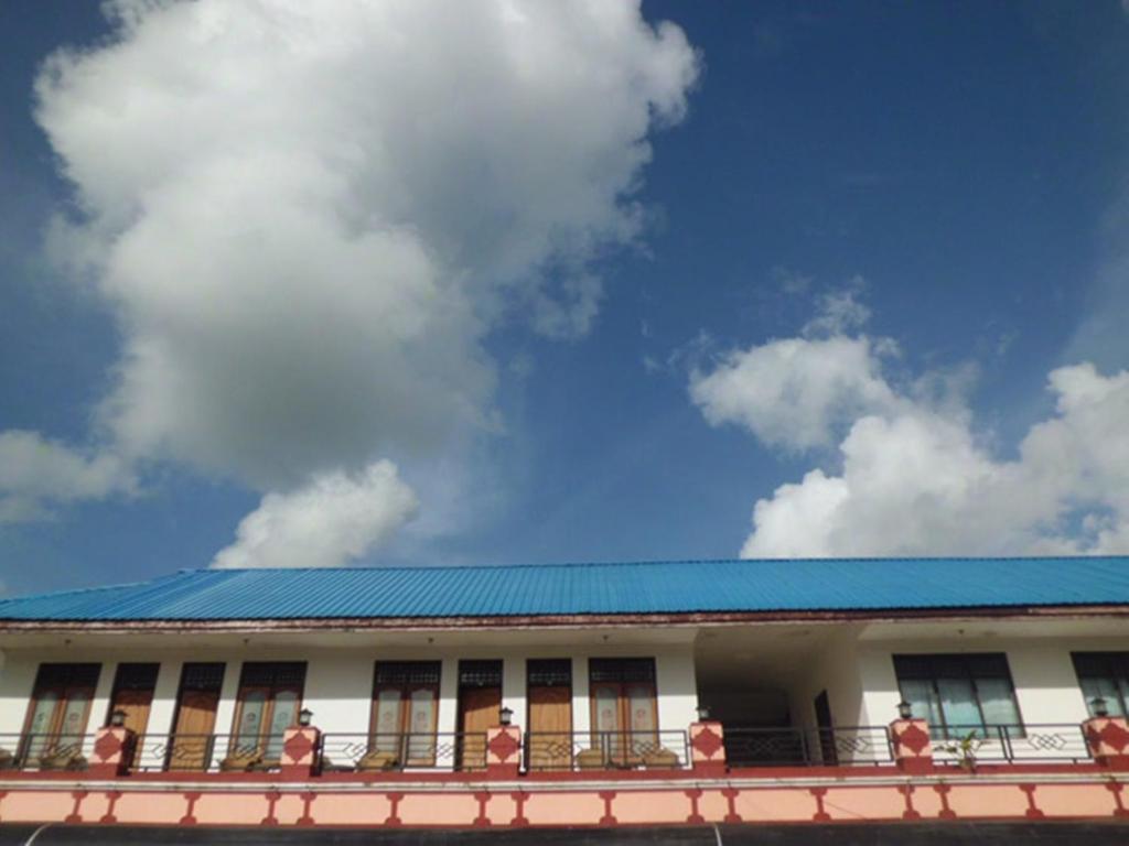 Hotel Sinar Tambolaka Waingapu Exterior photo