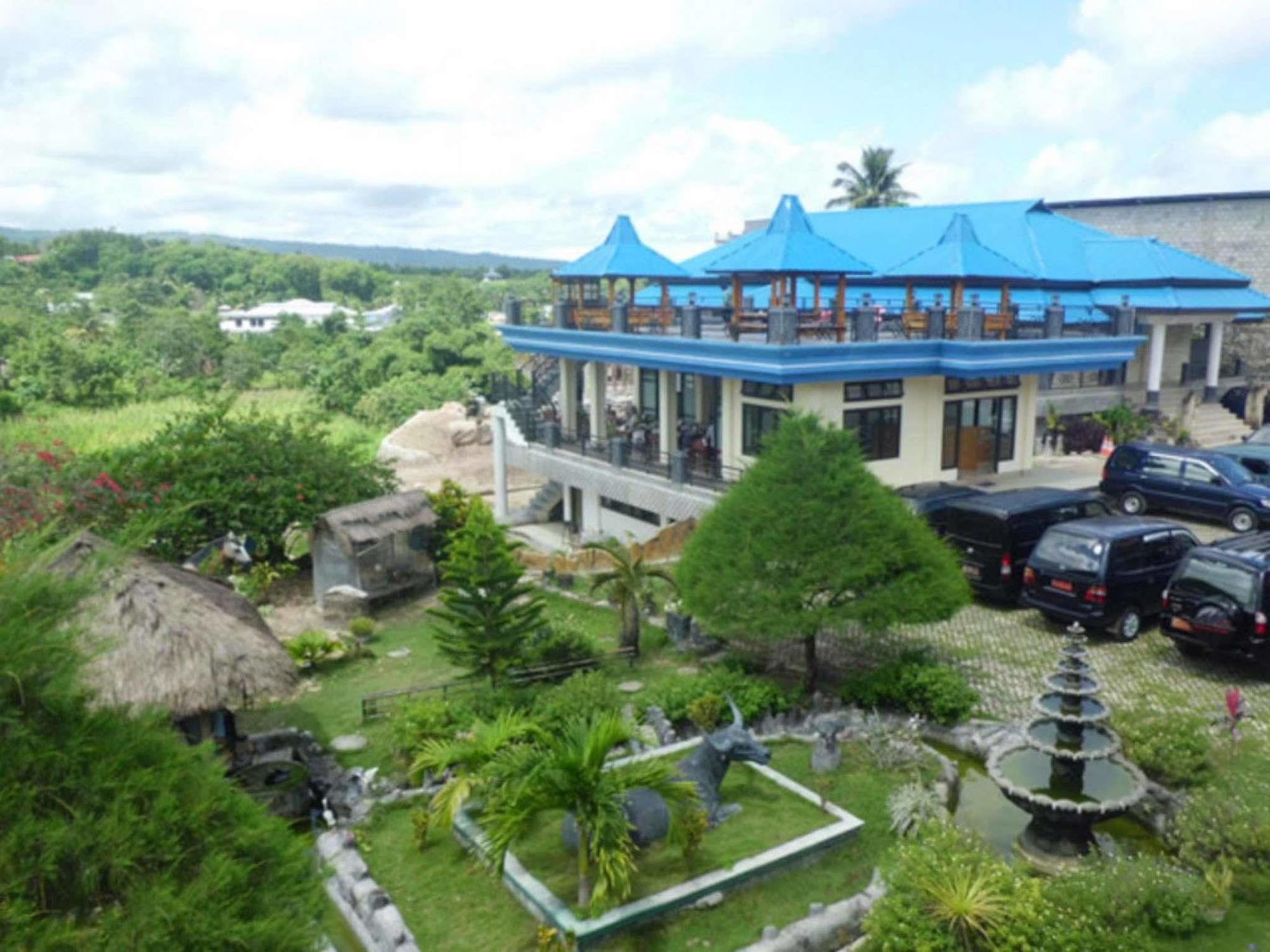 Hotel Sinar Tambolaka Waingapu Exterior photo