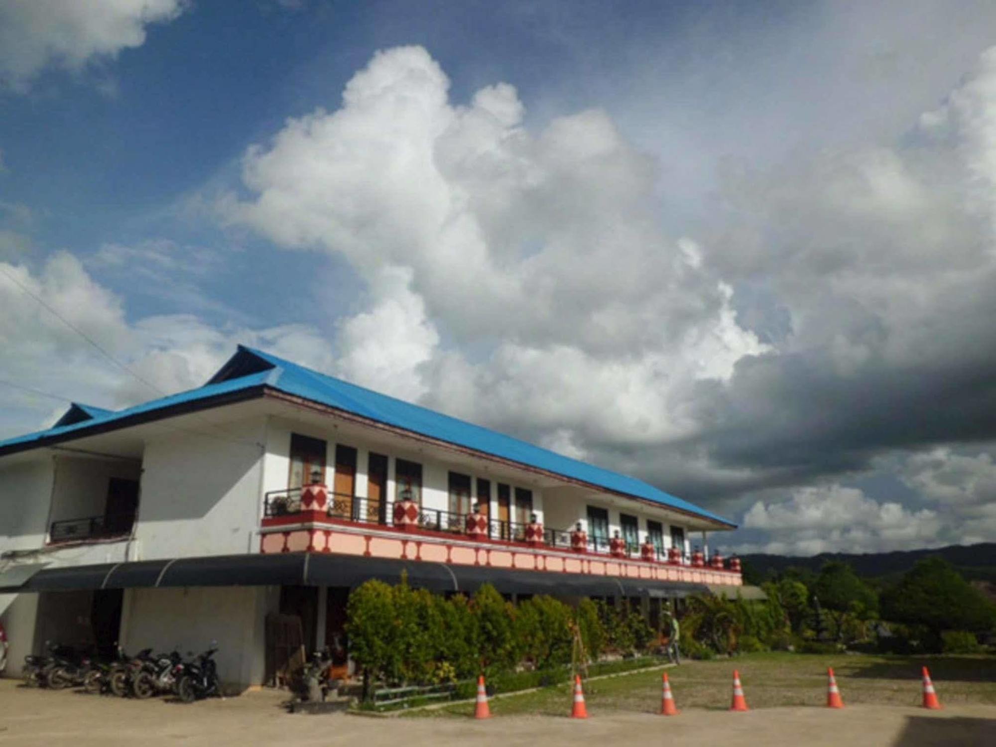 Hotel Sinar Tambolaka Waingapu Exterior photo